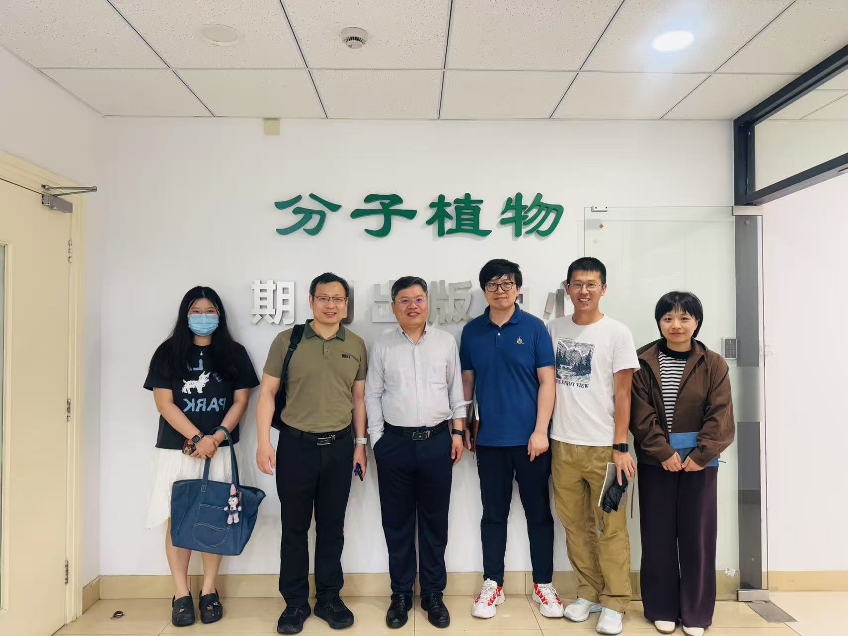 植物高光效党支部与肿瘤医院职能一支部联合开展“同话创新，共促发展”主题联学活动
